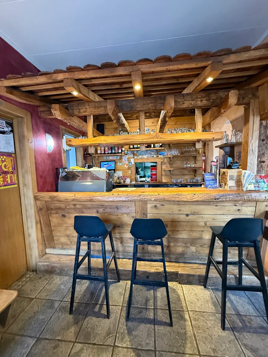 Le bar en bois du Café des Vergers