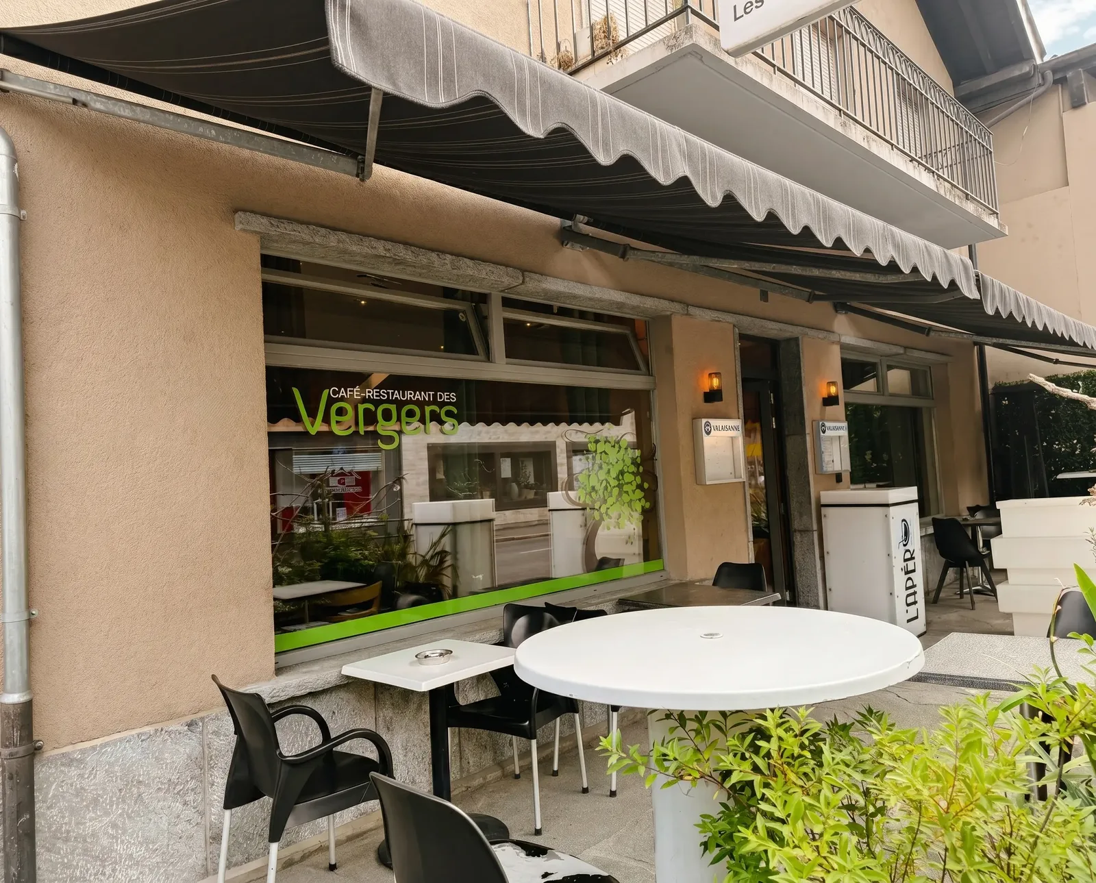 La terrasse et la devanture du Café des Vergers à Saxon
