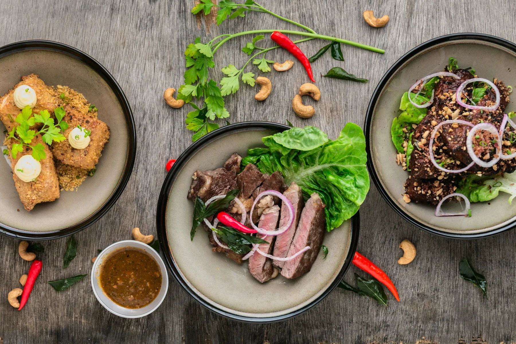 Plat coloré préparé avec des produits de saison