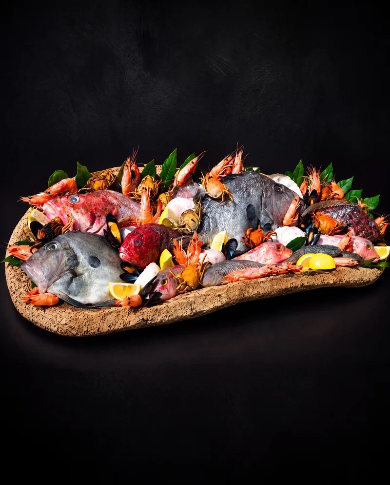 Poissons, crustacés et coquillages frais pour la bouillabaisse de Hiro