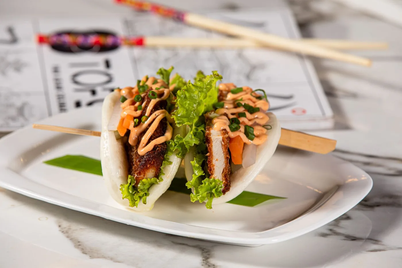 Bao au porc garni de légumes frais