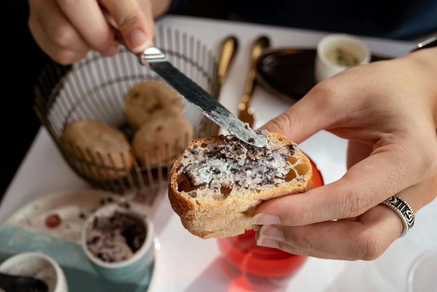 Tapenade d’olives servie sur du pain
